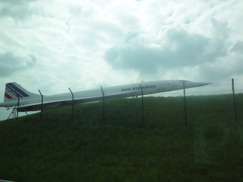 シャルルドゴール空港 近くに飾られているコンコルド