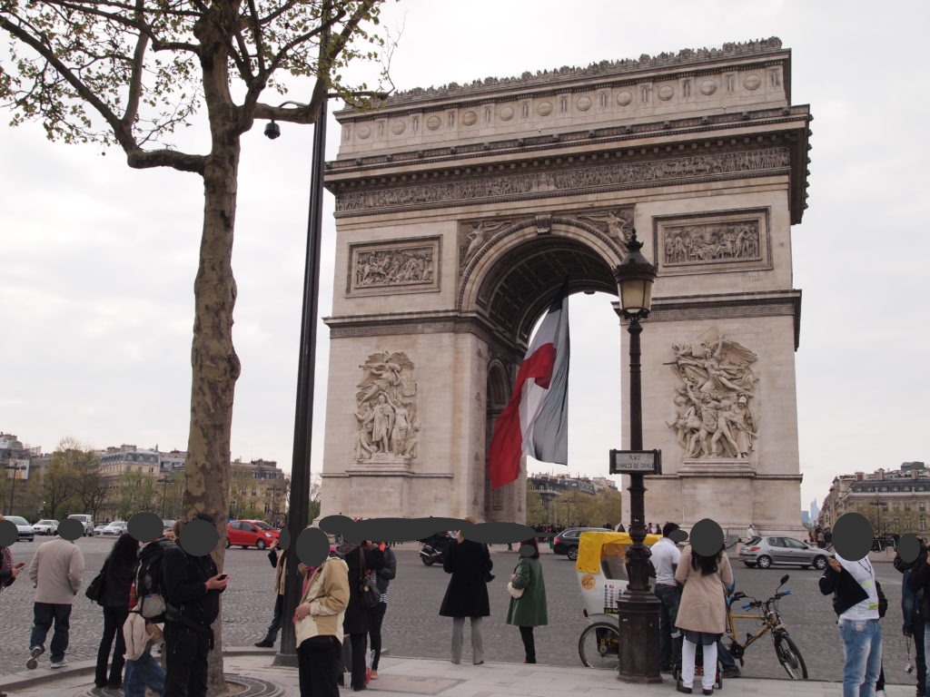 パリの凱旋門　近くの写真